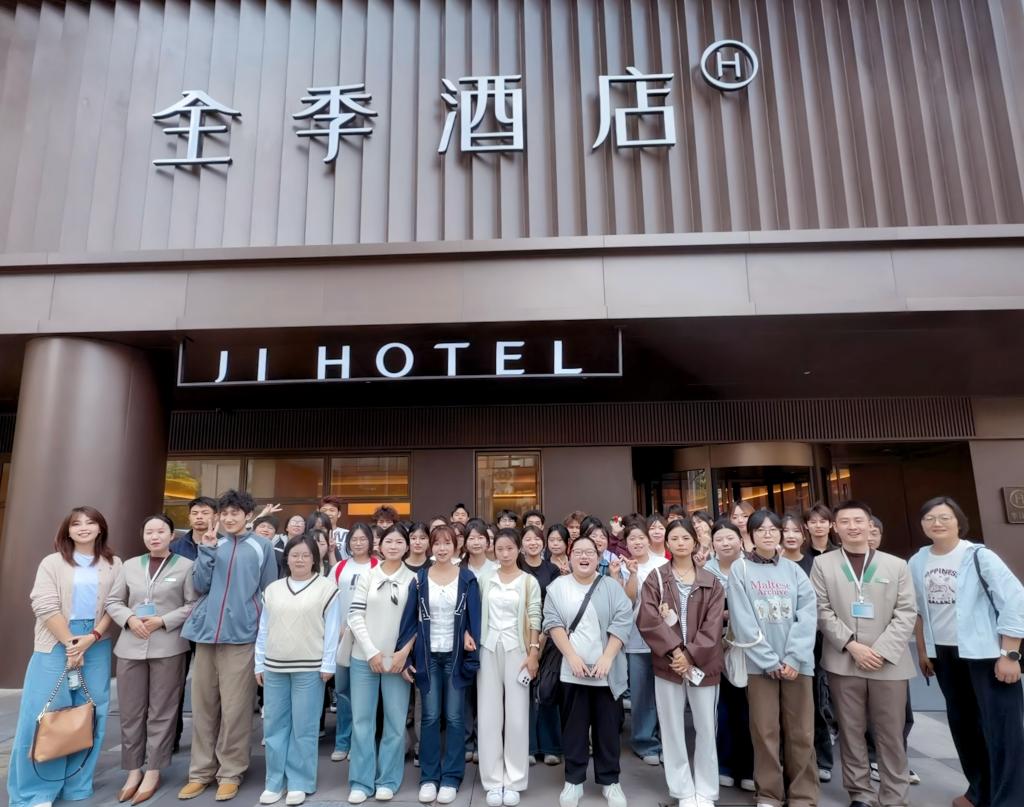 公司“华住英才班”校企协同扎实开展教学活动，岗课融通见实效