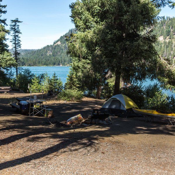 33 Irresistible Lake Camping Spots in Oregon